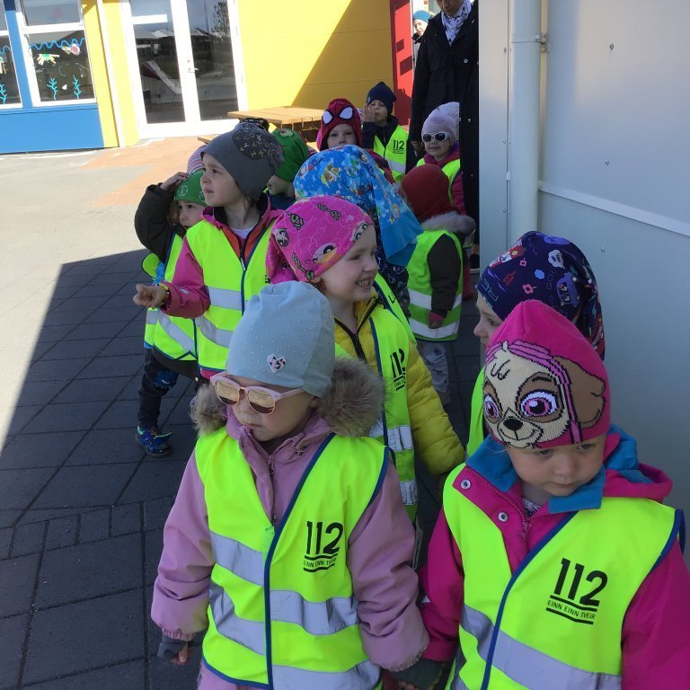 Á leiðinni í búðina að kaupa ís.