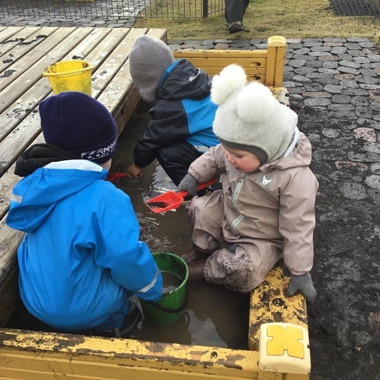 Drullumall í pollum