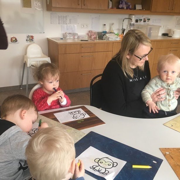 Verið að gera apakórónu fyrir uppákomu í salnum