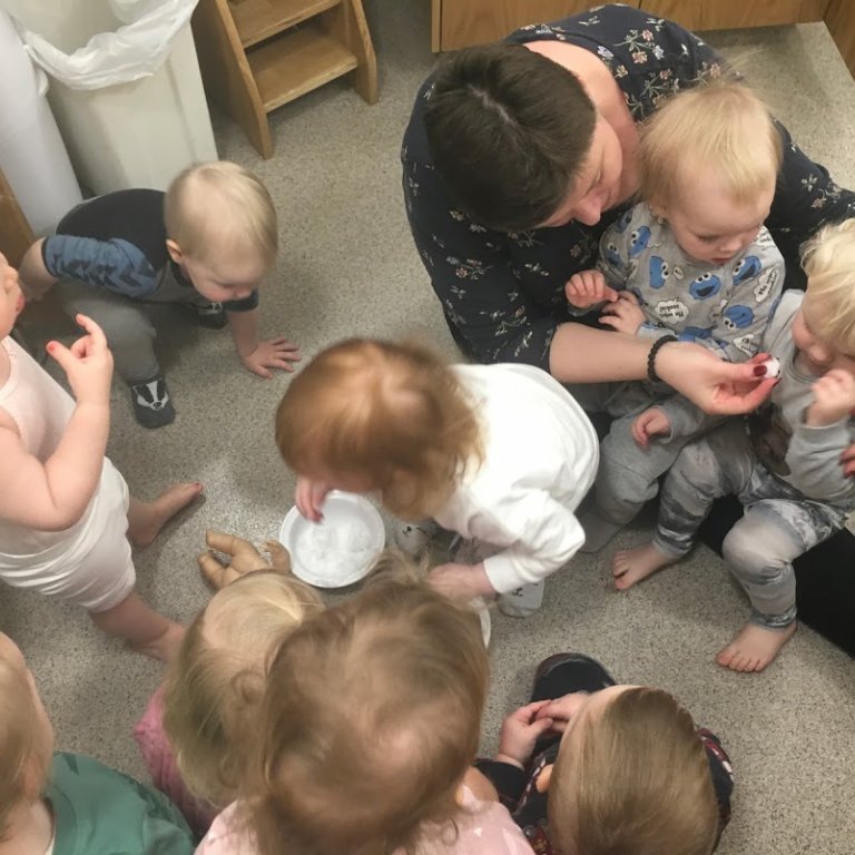 Snjór tekinn inn og skoðaður og allir fengu að smakka