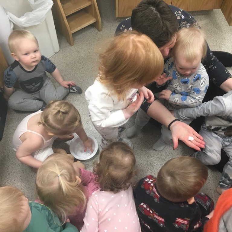 Snjór tekinn inn og skoðaður og allir fengu að smakka