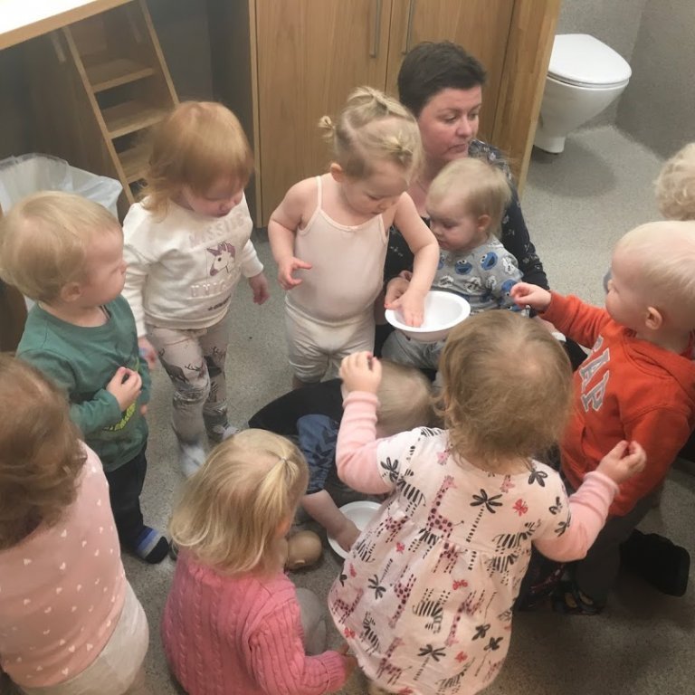 Snjór tekinn inn og skoðaður og allir fengu að smakka