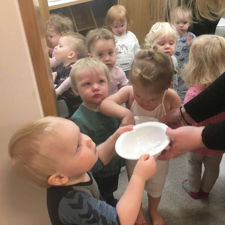 Snjór tekinn inn og skoðaður og allir fengu að smakka