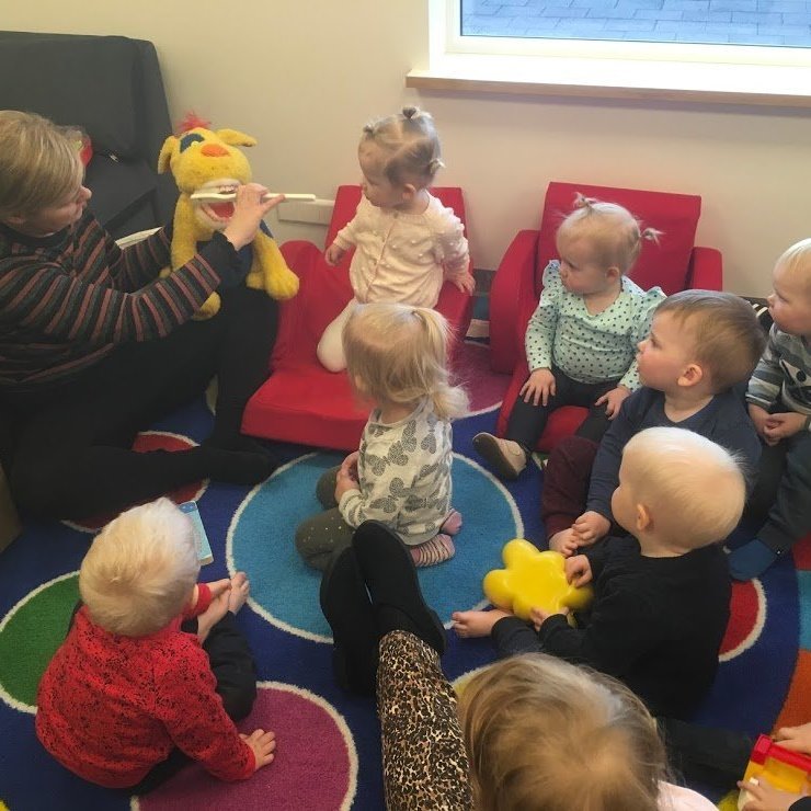 Petra og Jenný frá tannlæknastofunni kíktu í heimsókn