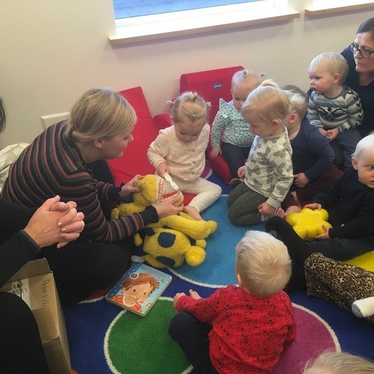 Petra og Jenný frá tannlæknastofunni kíktu í heimsókn