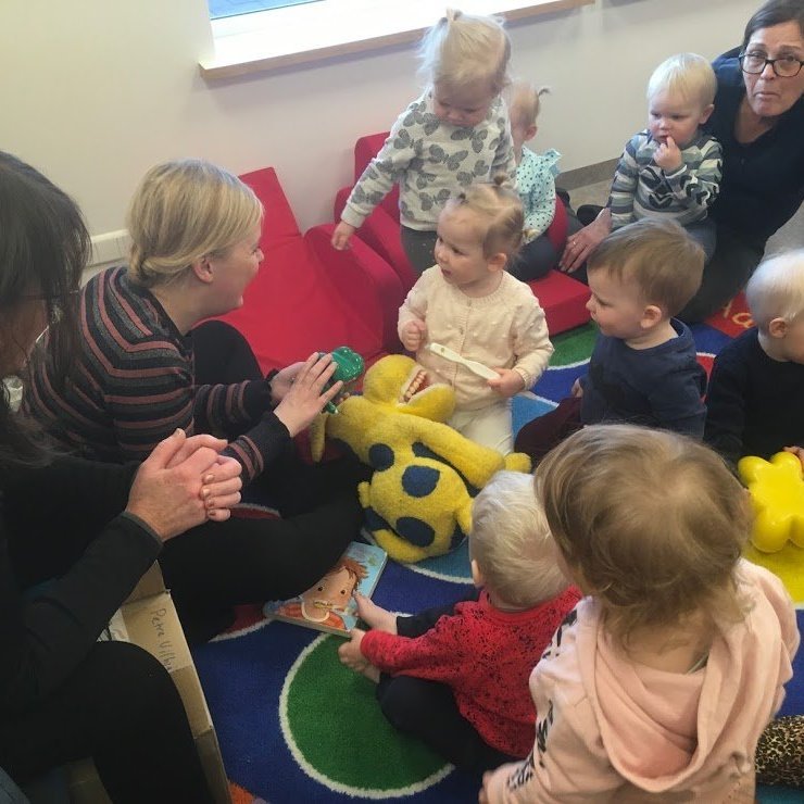 Petra og Jenný frá tannlæknastofunni kíktu í heimsókn