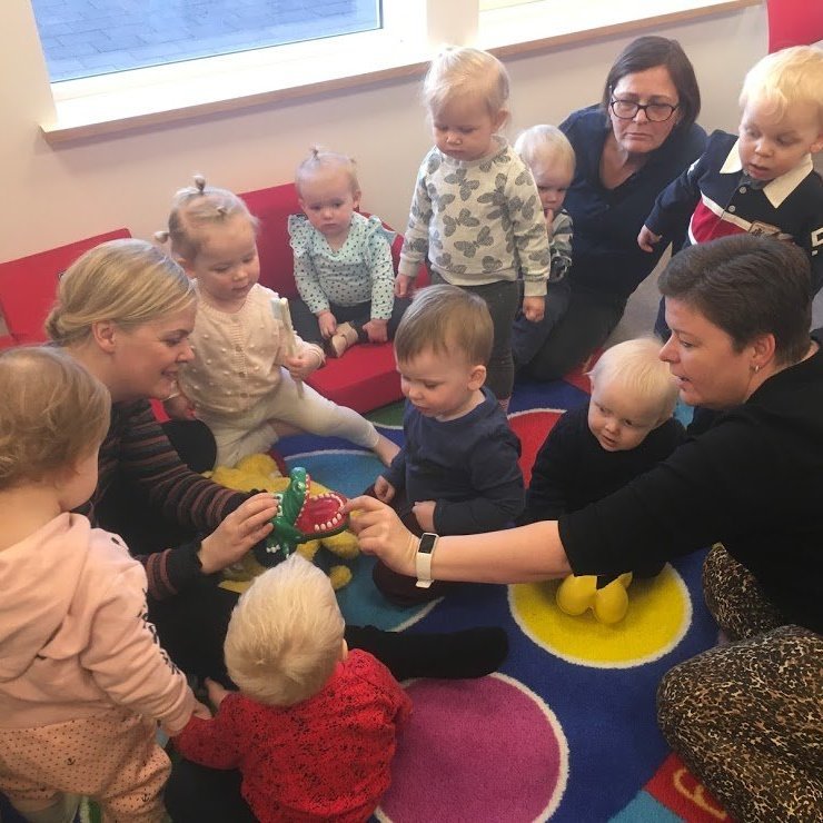 Petra og Jenný frá tannlæknastofunni kíktu í heimsókn