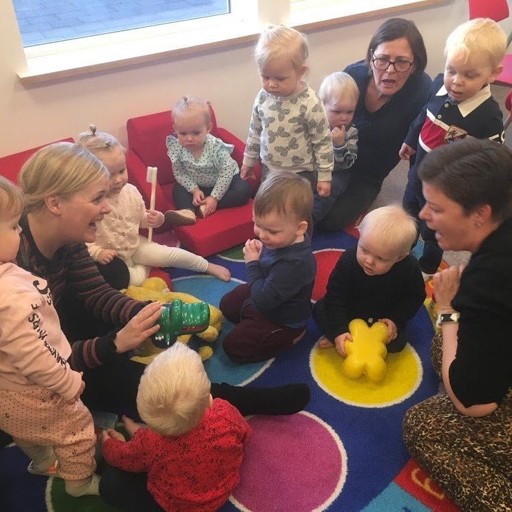 Petra og Jenný frá tannlæknastofunni kíktu í heimsókn