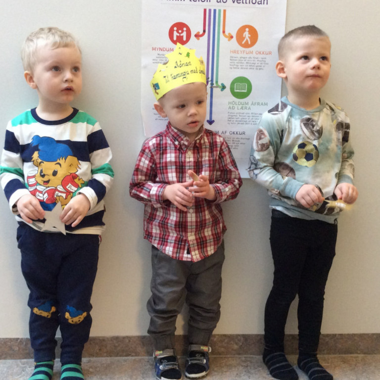 Afmælisbörn vikunnar - Hugi Dagur á Álfaheimum, Adrian og Baldvin Snær á Dvergaheimum.  Allir sungu afmælissönginn fyrir drengina í söngstund