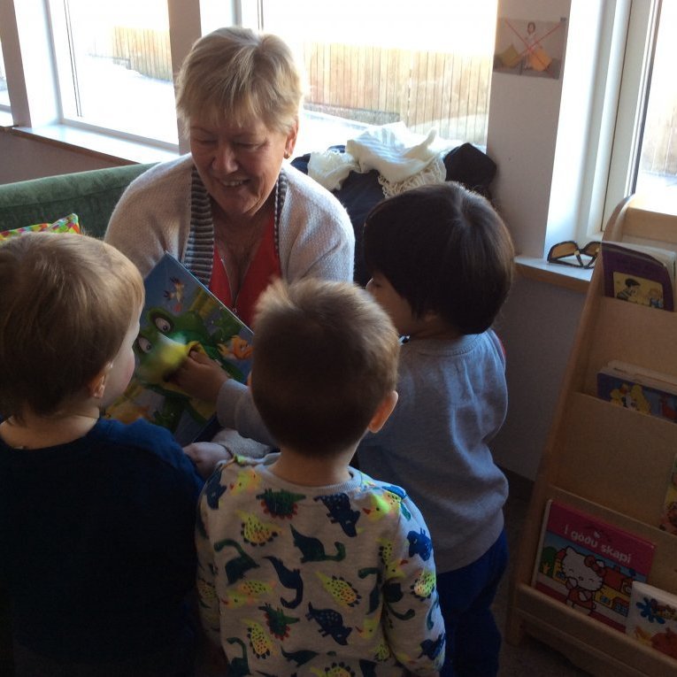 Ásta Júlía úr félagi eldri borgara kom í heimsókn og las bók fyrir börnin