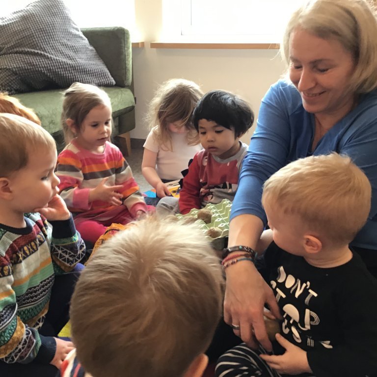 Börnin raða kartöflum á bakka og bíða eftir að þær spíri og verði tilbúnar fyrir matjurtagarðinn