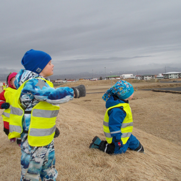 Gengið upp hæðina umhverfis íþróttavöllinn og horft yfir bæinn.  Hvað sjáum við?