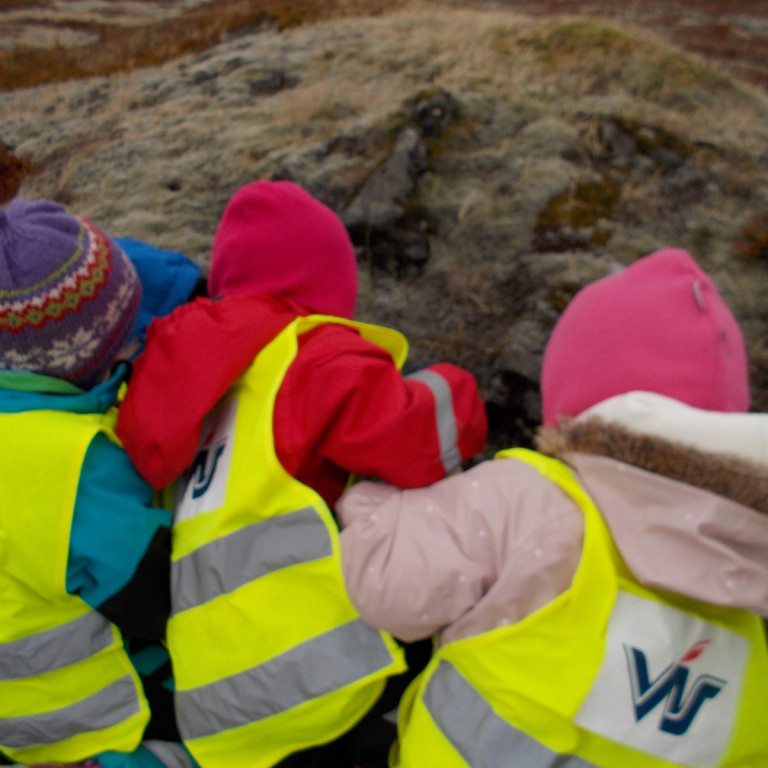 Börnin reyna að finna orm í holunni sem þau fundu.