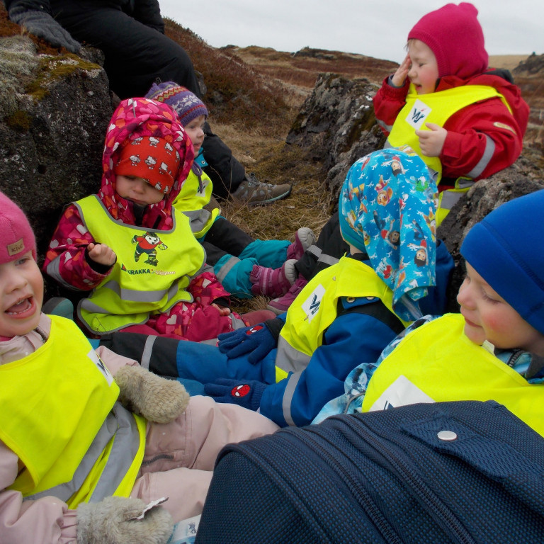 Við fundum góða laut og settumst niður og fengum okkur nesti