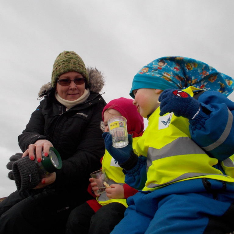 María sýnir börnunum stækkunargler