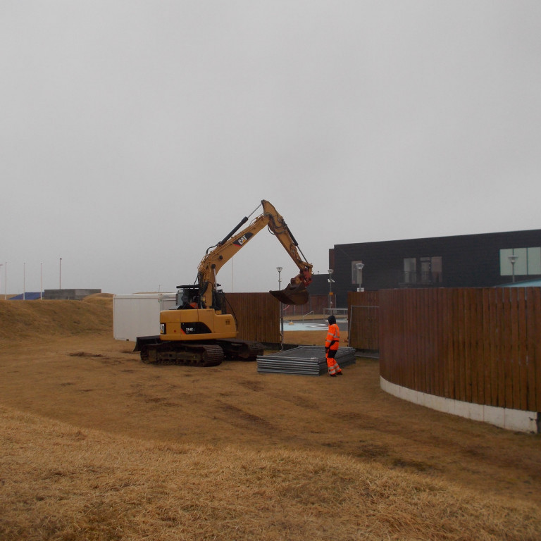 Við gengum fram hjá sundlauginni og sáum þá stóra gröfu