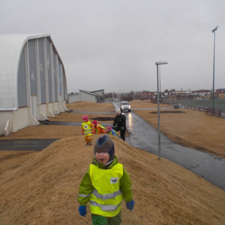 Við sjáum margt þegar við klifrum upp á hólinn