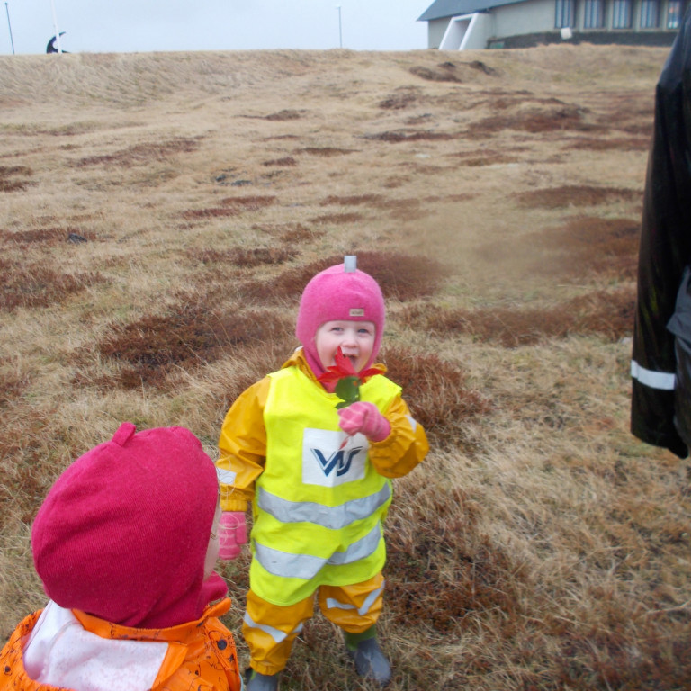 Við fundum gerviblóm í móanum og tókum það með okkur.  Mía vildi finna lyktina af því
