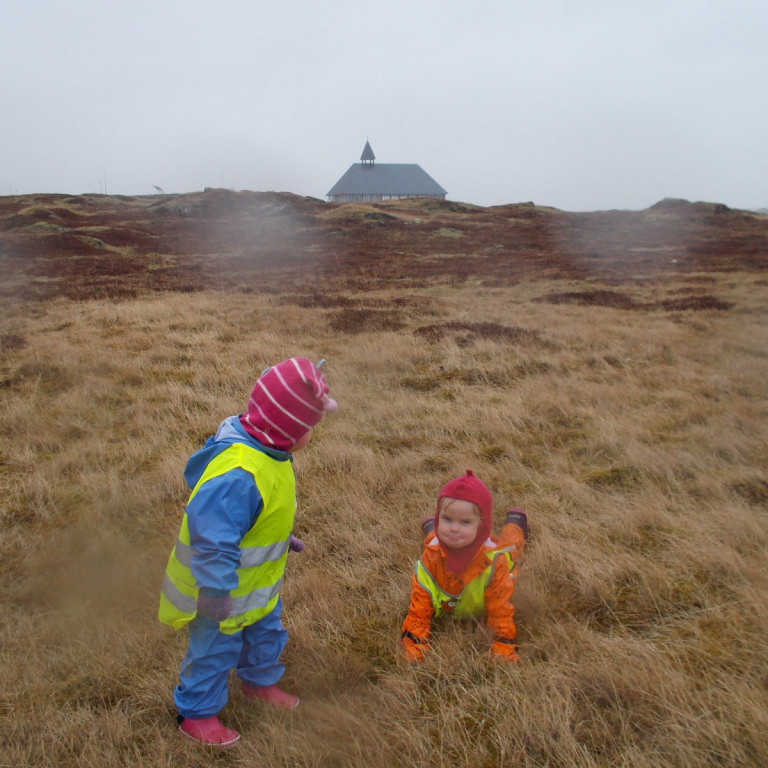 Það getur verið erfitt að fóta sig í móanum, en börnin aðstoðuðu hvert annað og héldu ótrauð áfram