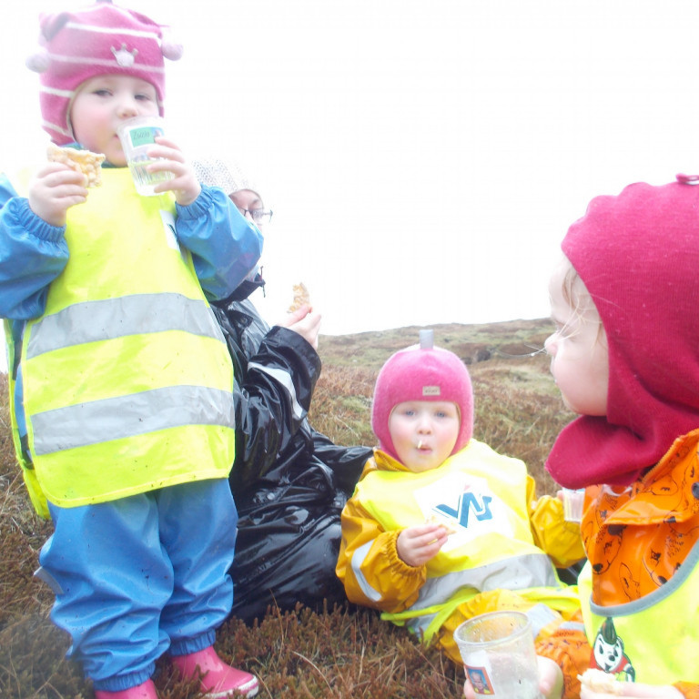 Það var tekin nestispása í ferðinni.  Allir fengu poppkex og vatn að drekka