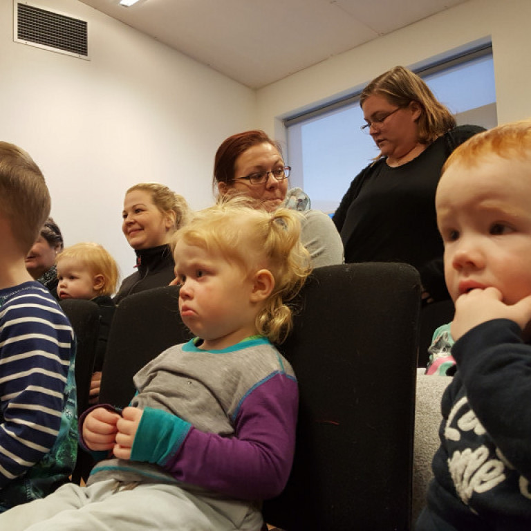 Börnin fylgjast með sýningunni  af athygli