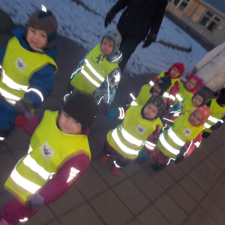 Það var gengið yfir í tónlistarskólann þar sem sýningin var.  Það var kalt úti og mjög hvasst, en þrátt fyrir það stóðu börnin sig með glæsibrag