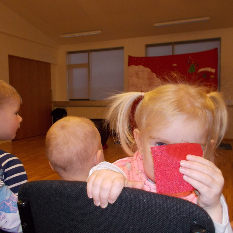 Öll börnin fengu rauðan klút við upphafi sýningar.  Þetta var töfraklútur og áttu þau að kreista hann ef þau yrðu hrædd