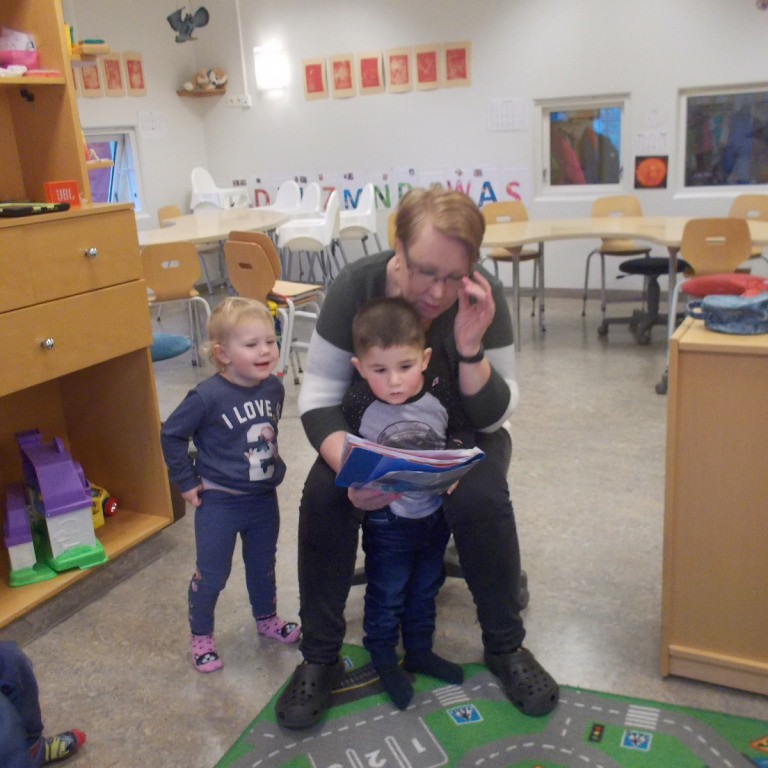 María les  upp úr ferilmöppu Preslavs, sem hann fékk afhenda til eignar