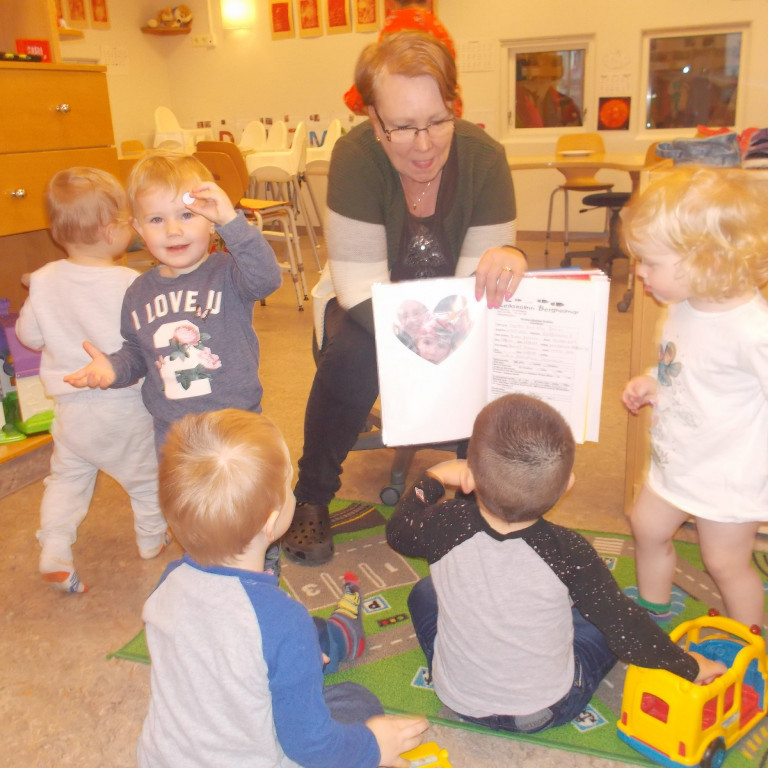 Börnin skoða myndir úr möppunni hans Preslavs