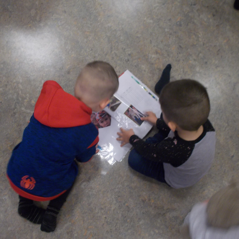 Baldvin Snær og Preslav skoða möppuna saman