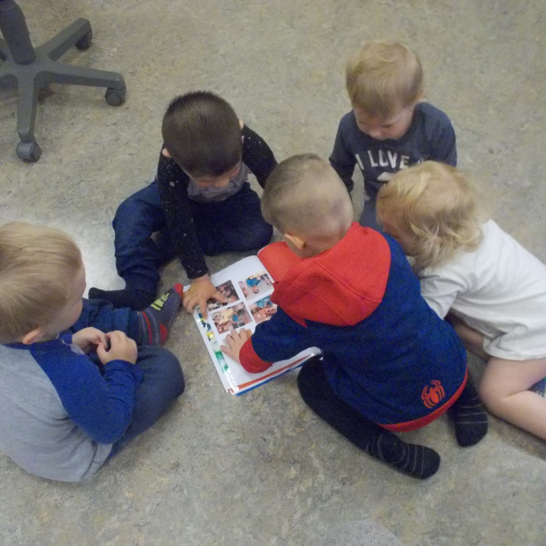 Fleiri börn bætast í hópinn að skoða möppuna