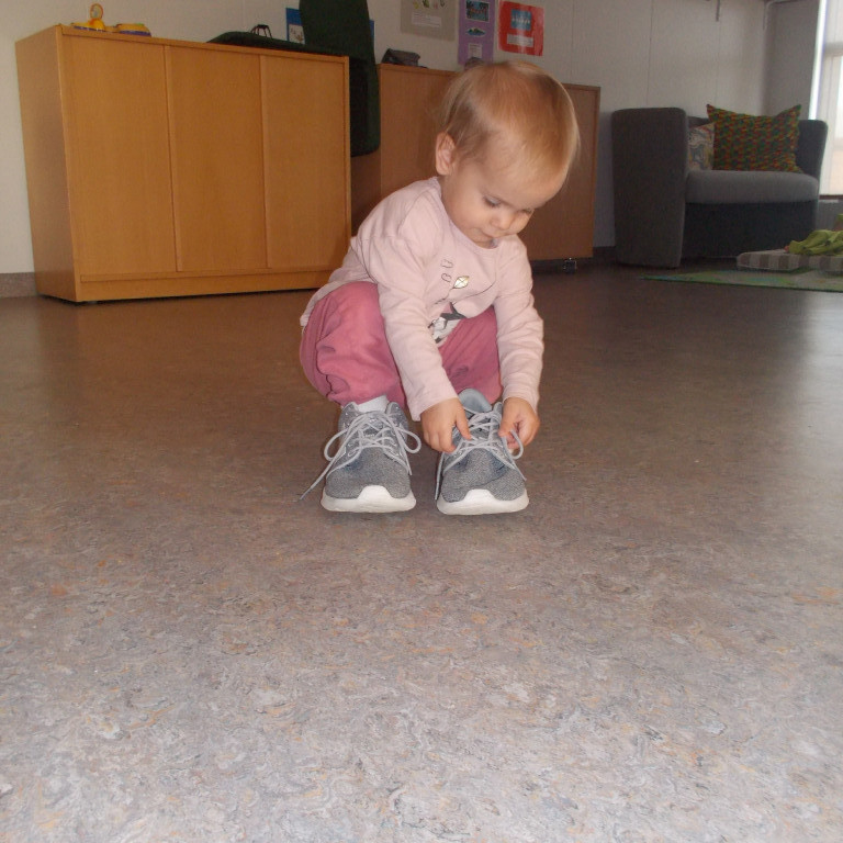 Einhver hefur skilið eftir þessa fínu skó á gólfinu, best að prófa þá