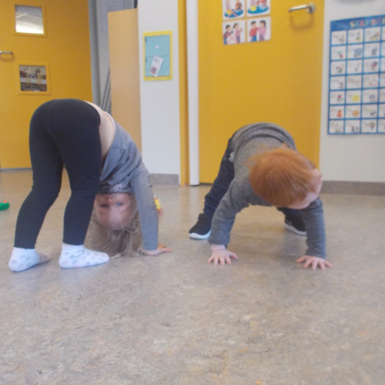 Börnin gera æfingar og sýna hvað þau eru dugleg