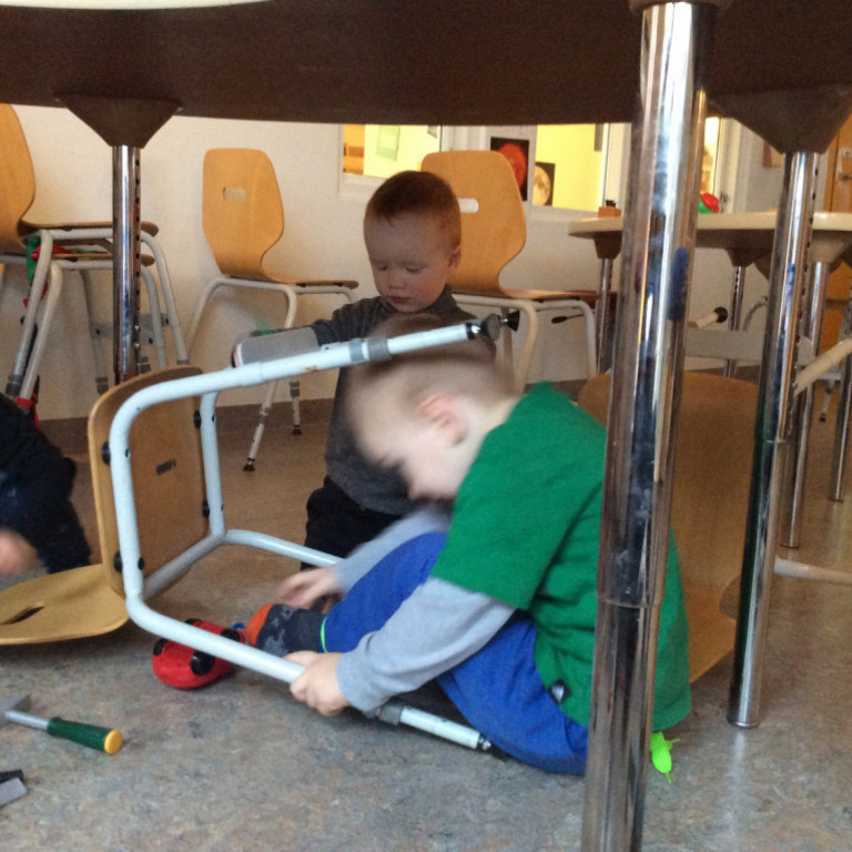 Leikur með verkfæri, það þarf að laga stólana