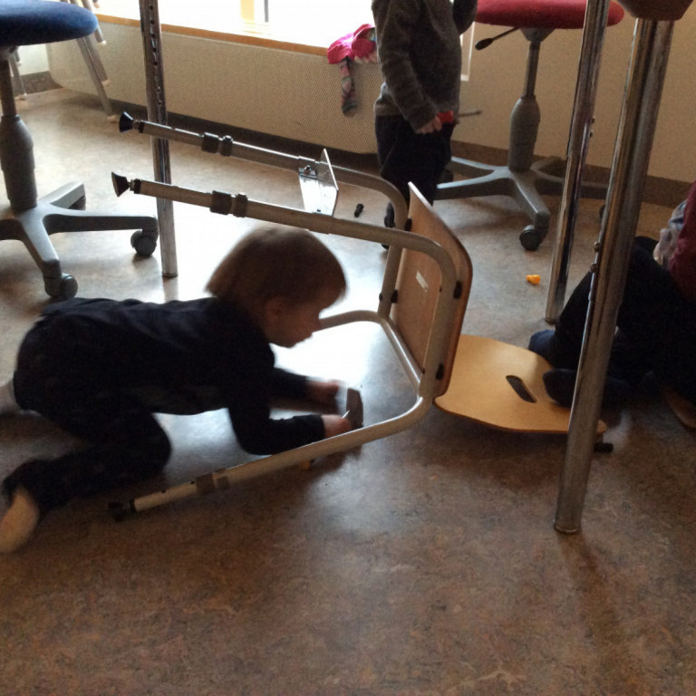 Leikur með verkfæri, það þarf að laga stólana