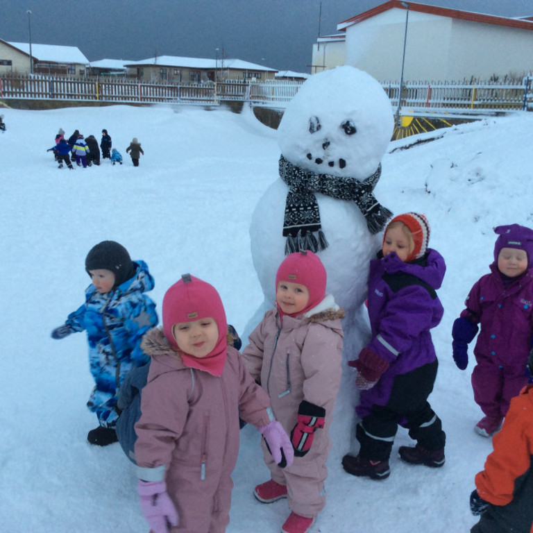 Snjókarlagerð í útiveru