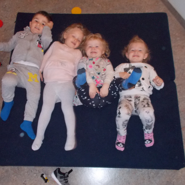 Preslav, Mía Lind, Saga Margrét og Zuzia sprella á dýnunni