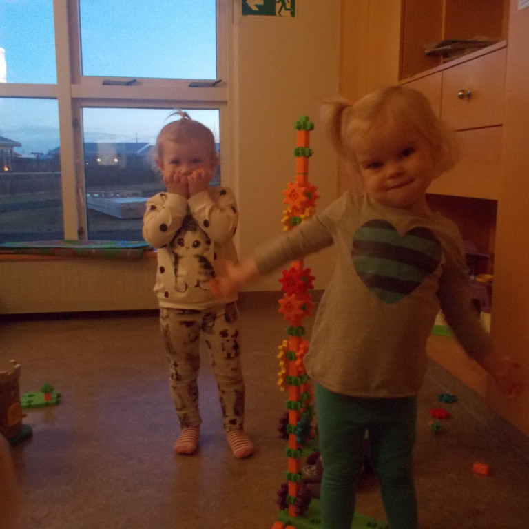 Nadía ánægð með turninn sem hún byggði