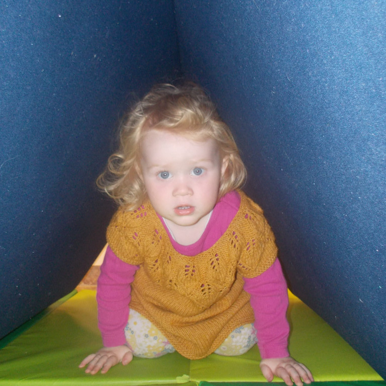 Við gerðum göng úr dýnunni sem börnunum þótti gaman að skríða í gegnum