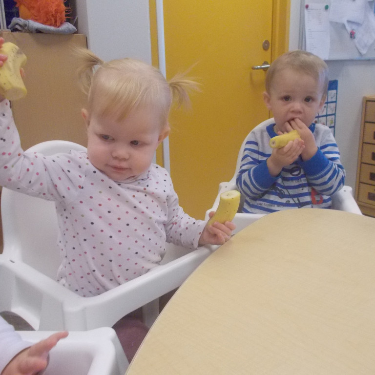 Ávaxtastund á Dvergaheimum, Jóna Kristín og Adrian fá sér banana