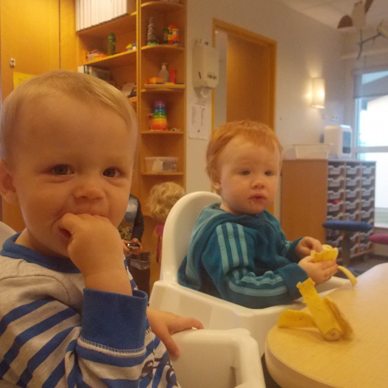 Adrian og Bergþór Darri eru ánægðir með bananann