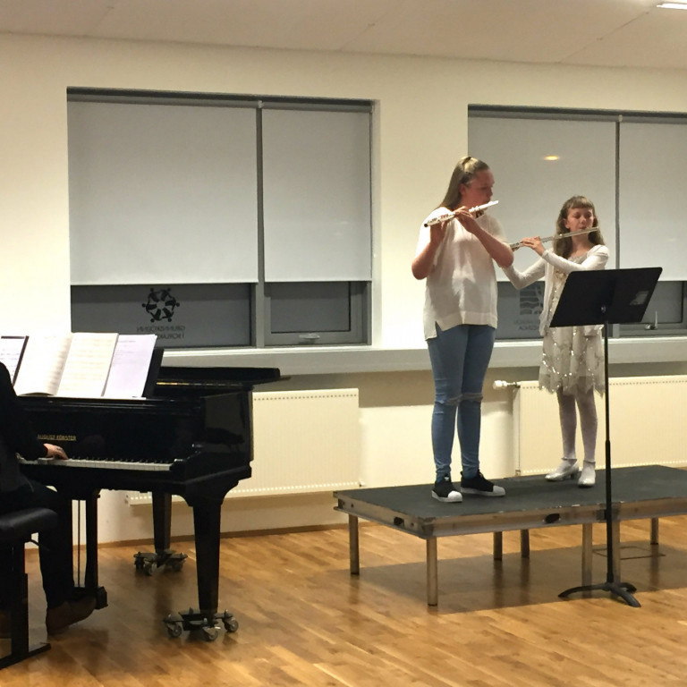 erla-maria-og-sigridur-fjola-a-thverflautu