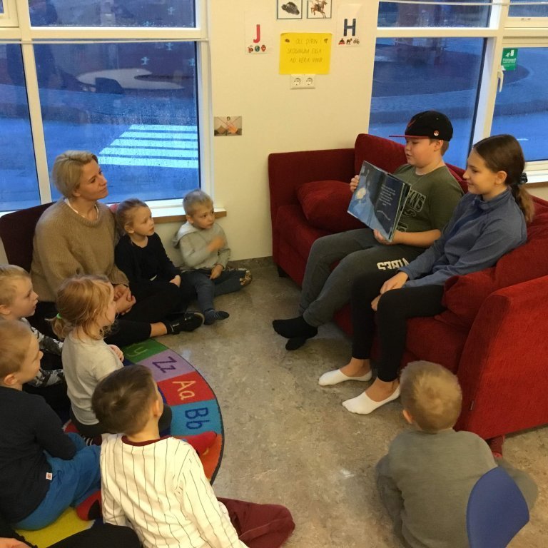 Guðgeir og Amelía að lesa fyrir börn á Hulduheimum.