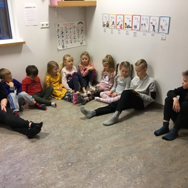 Rúnar Gauti og Þorbergur Gunnar að lesa fyrir börn á Hulduheimum.