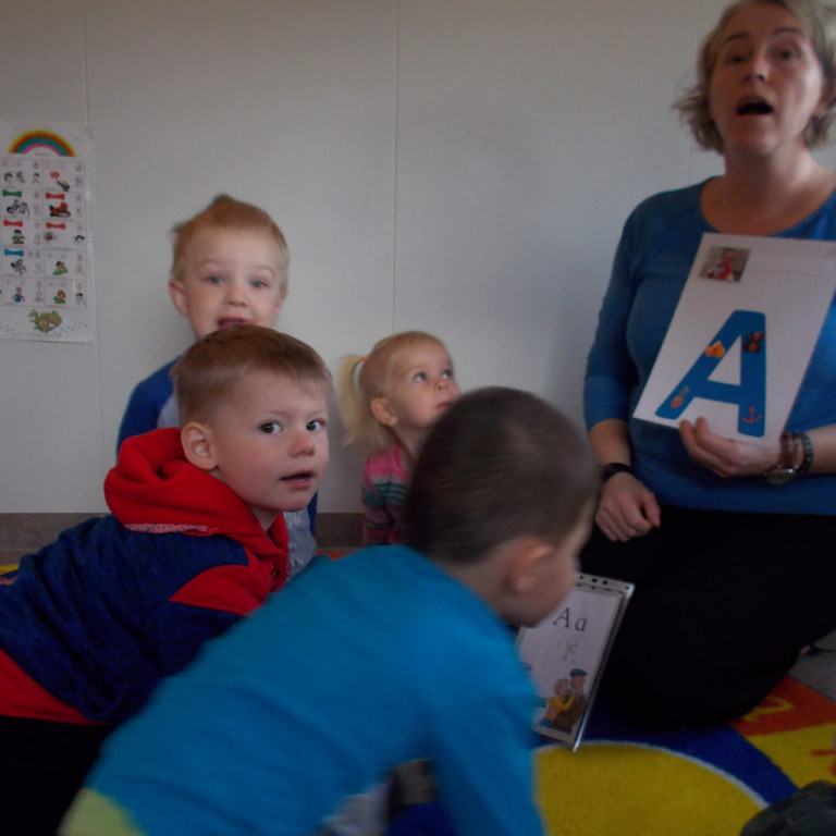 Hljóð vikunnar er A.  Börnin skoða mynda af bókstafnum A og farið er yfir með þeim hvaða börn og hlutir eiga hljóðið A