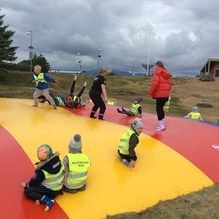 Löggan kom að hoppa með krökkunum sem var mjög skemmtilegt