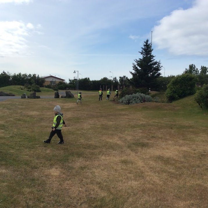 Krakkarnir fóru í Skrúðgarðinn að leita af prikum sem þau ætla svo að skreyta.