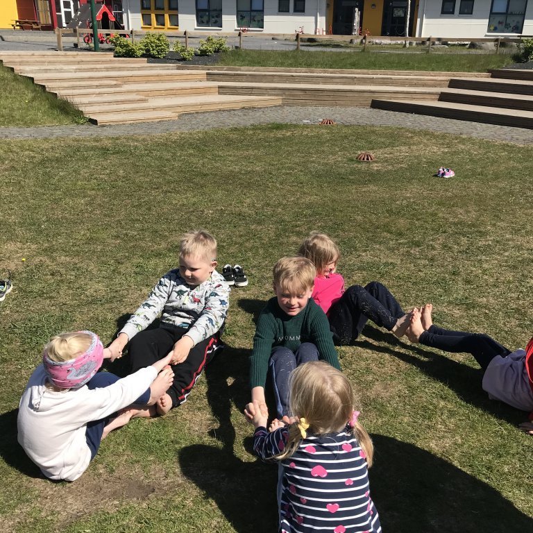 Þetta er vinabáturinn. Hér þurfa börnin að vinna saman til að æfingin gangi upp.