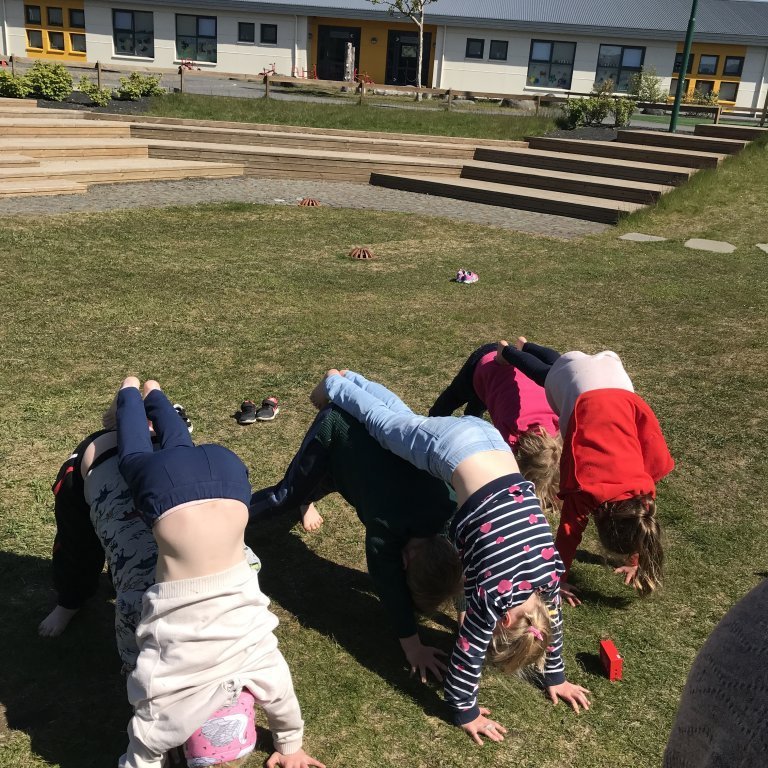 Þetta er vinahundurinn. Hér þurfa börnin einnig að vinna saman til að æfingin gangi upp.