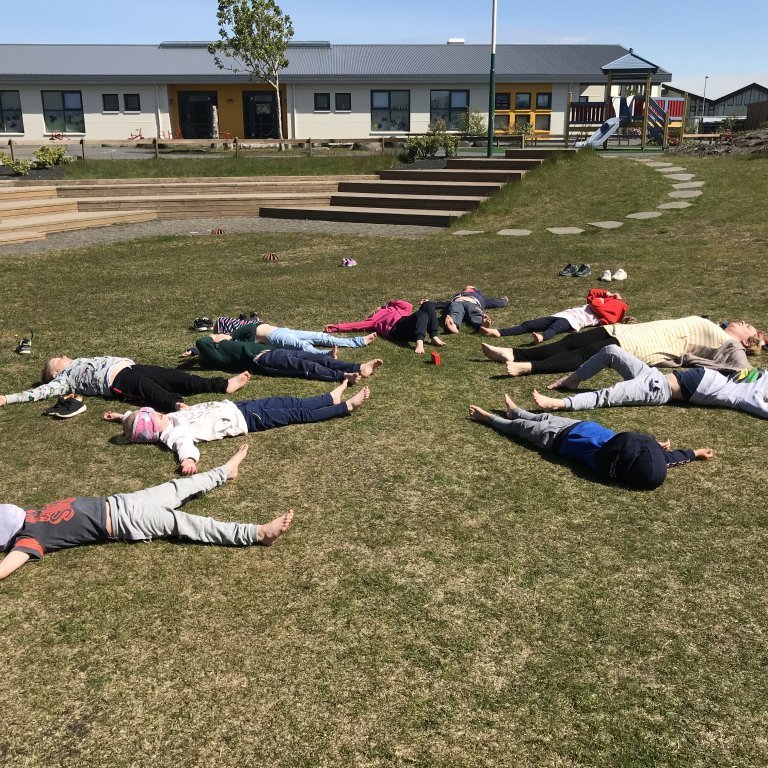 Við endum alla jógatíma á slökun